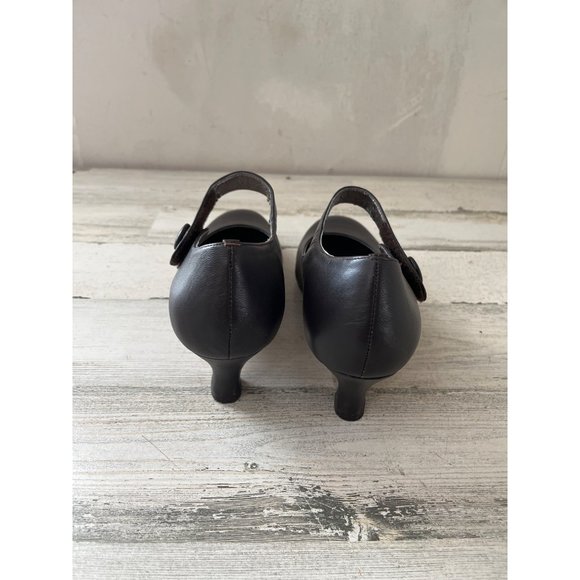 Array women’s brown closed toe heels - Picture 3 of 8